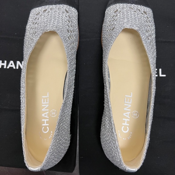 Chanel Ballet flats, silver fabric with black grosgrain toe, size 38.5 - Picture 7 of 7